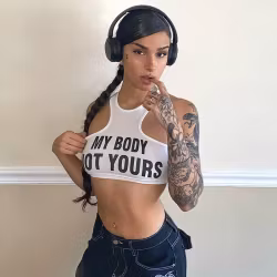 Crop top avec texte « MY BODY NOT YOURS »
