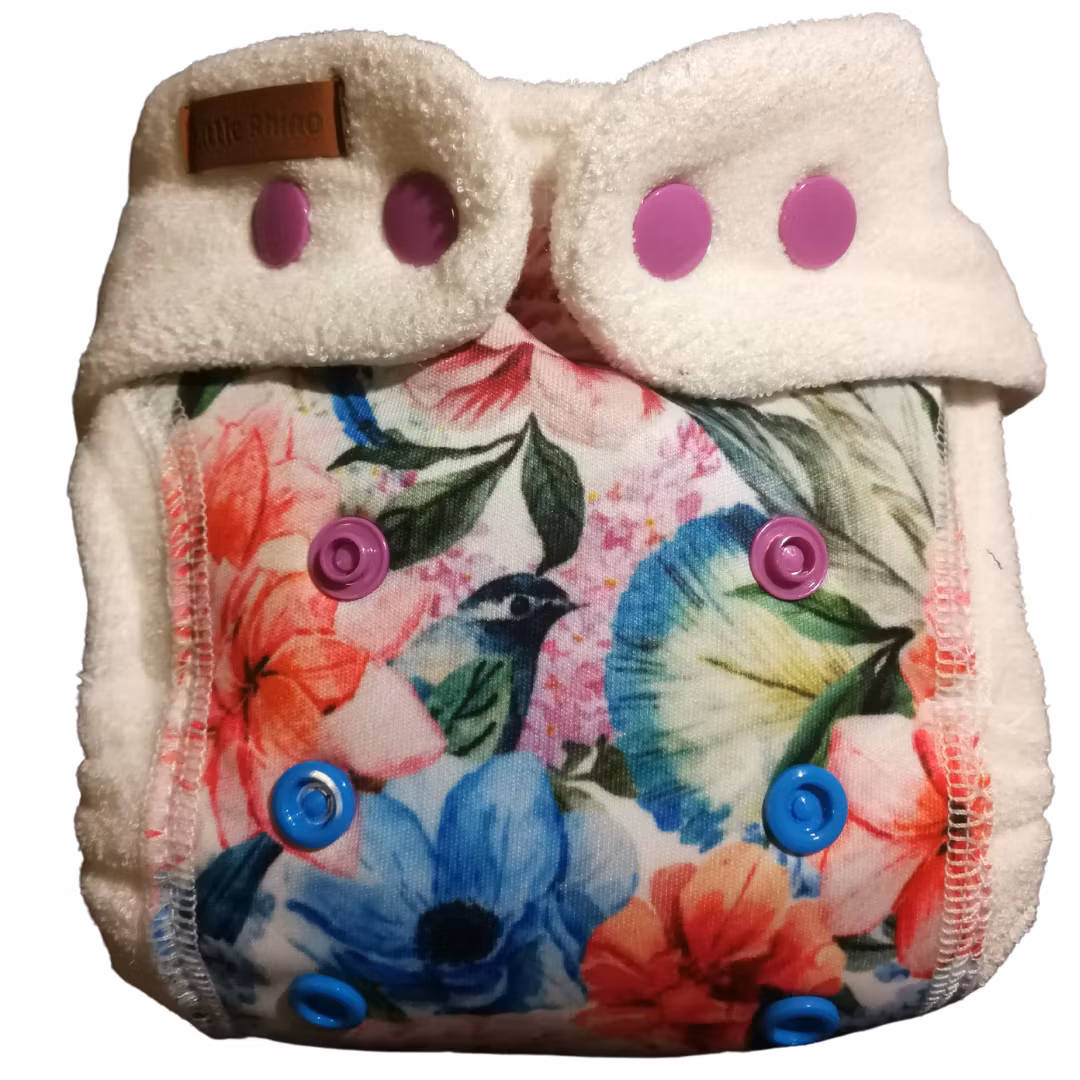 En formsyddblöja i one size med pul-panel i bambu med dold EVO för nattbruk, från Little Rhino