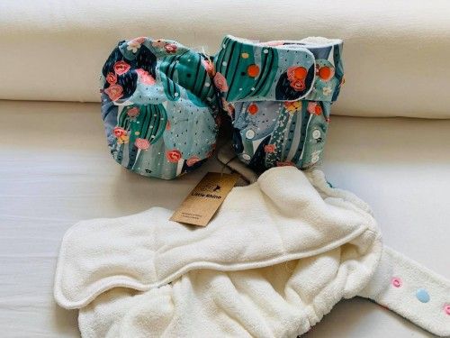 2 formsydda blöjor från Little Rhino framför Little Rhinos långa bambuinlägg. 2 fitted diapers from Little Rhino in front of inserts
