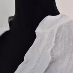 ANDRASORTERING Linneblus med Krås VIT