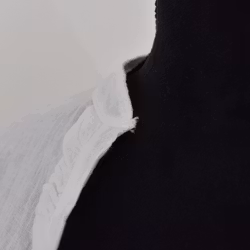 ANDRASORTERING Linneblus med Krås VIT