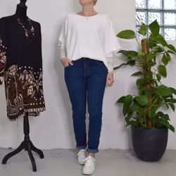 ANDRASORTERING Finstickad Ponchotröja Sia VIT - Marta du Chateau