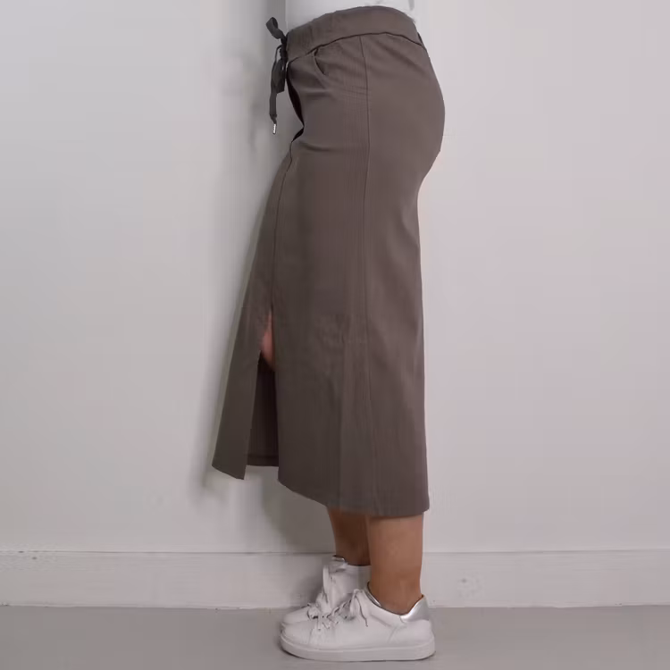 ANDRASORTERING Stretchig Kjol Märta TAUPE - Mix By Heart