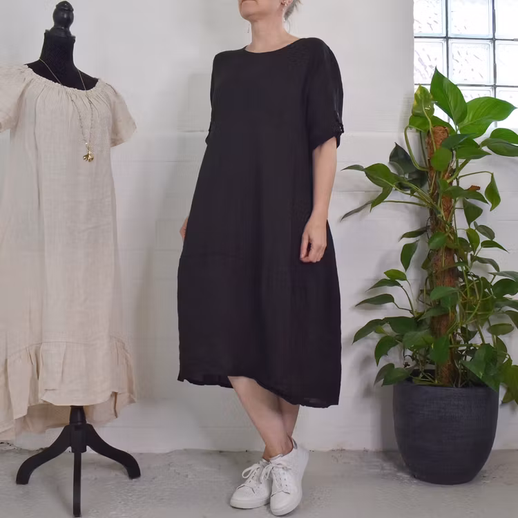 ANDRASORTERING Linneklänning Sweet SVART