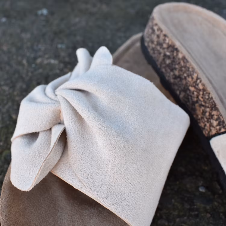 Sandal med liten rosett BEIGE - Bello Star