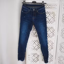Stretchjeans med fransar MÖRK DENIM - Train of Trend
