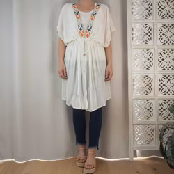 Kaftan med broderier VIT