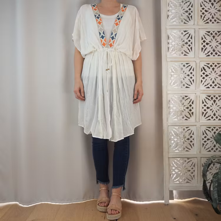 Kaftan med broderier VIT