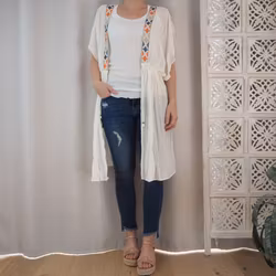 Kaftan med broderier VIT