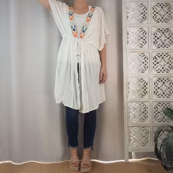 Kaftan med broderier VIT