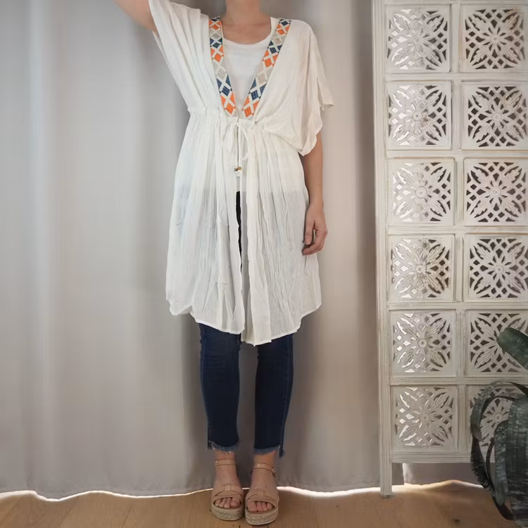 Kaftan med broderier VIT