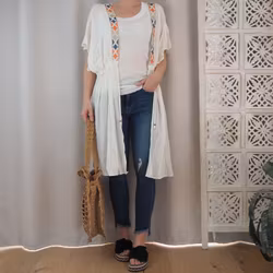 Kaftan med broderier VIT