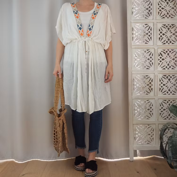 Kaftan med broderier VIT
