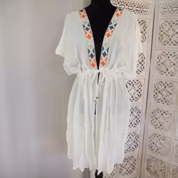 Kaftan med broderier VIT