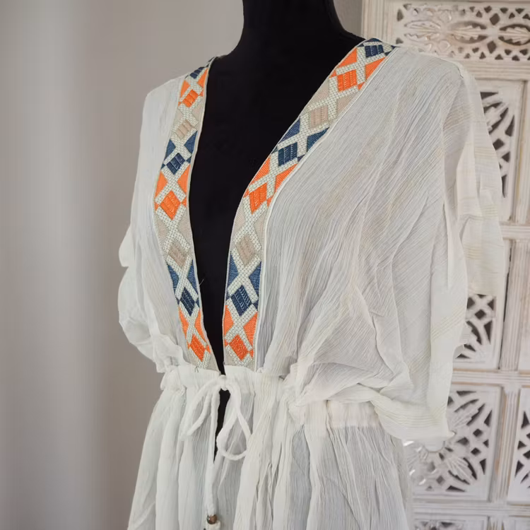 Kaftan med broderier VIT