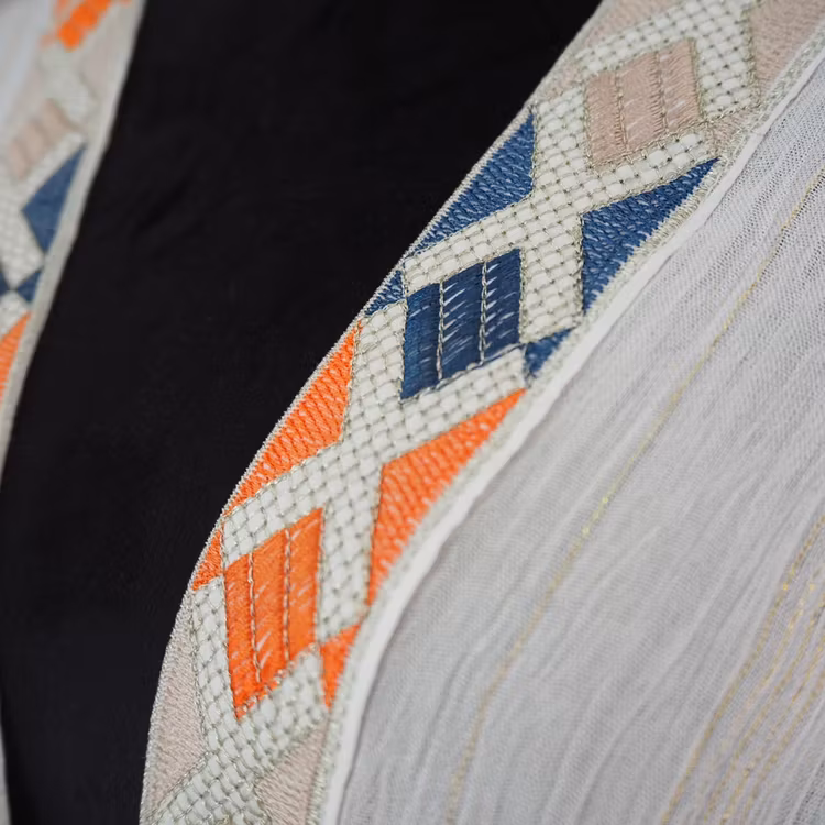 Kaftan med broderier VIT