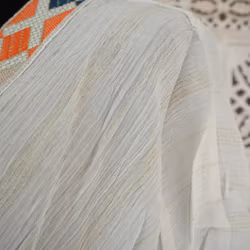 Kaftan med broderier VIT