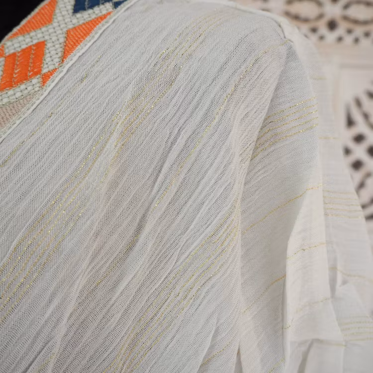 Kaftan med broderier VIT