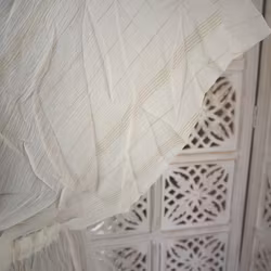 Kaftan med broderier VIT