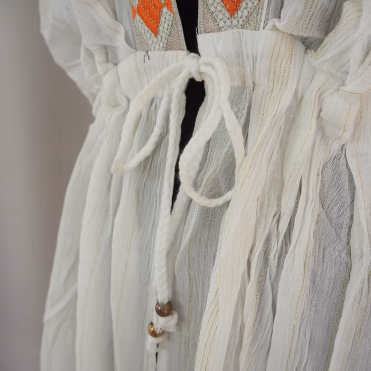 Kaftan med broderier VIT