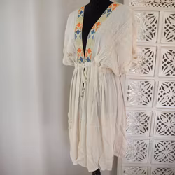 Kaftan med broderier BEIGE