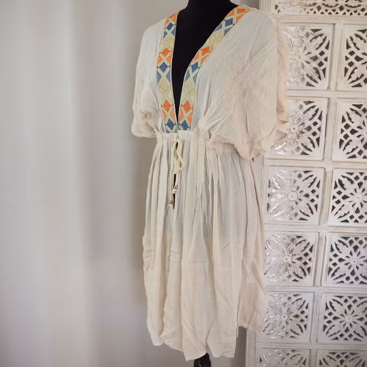 Kaftan med broderier BEIGE