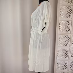 Kaftan med broderier VIT