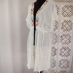Kaftan med broderier VIT