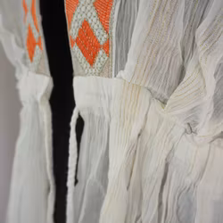 Kaftan med broderier VIT