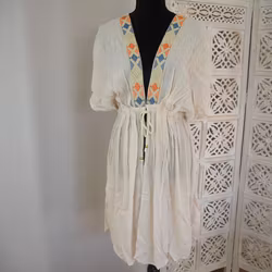 Kaftan med broderier BEIGE
