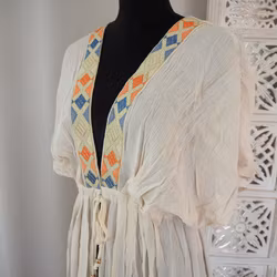 Kaftan med broderier BEIGE