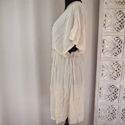Kaftan med broderier BEIGE