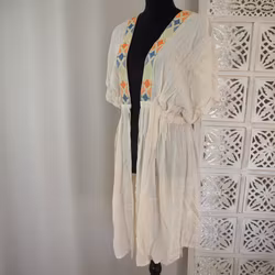 Kaftan med broderier BEIGE