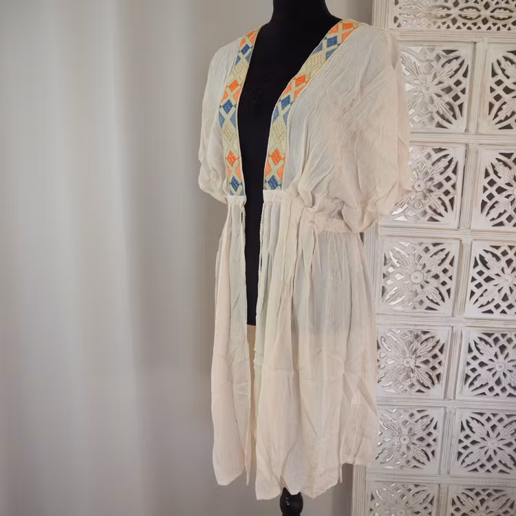 Kaftan med broderier BEIGE