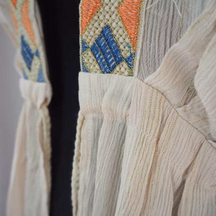 Kaftan med broderier BEIGE