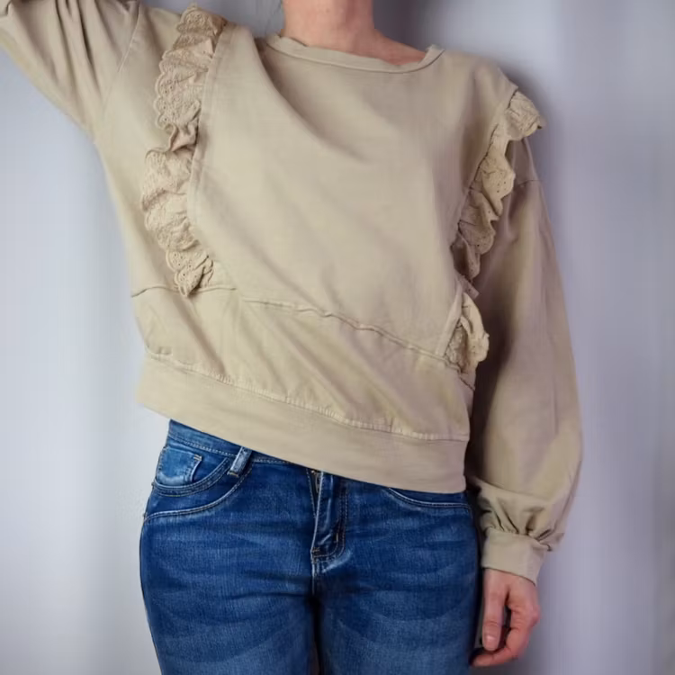 Collegetröja med volang BEIGE - d´NADA