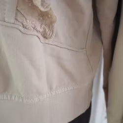 Collegetröja med volang BEIGE - d´NADA