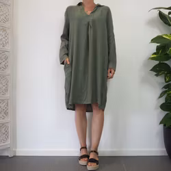 Kort linneklänning med fickor KAKI