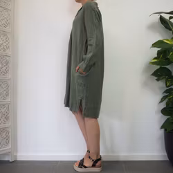 Kort linneklänning med fickor KAKI