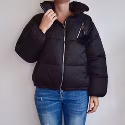 Vadderad jacka med hög krage SVART