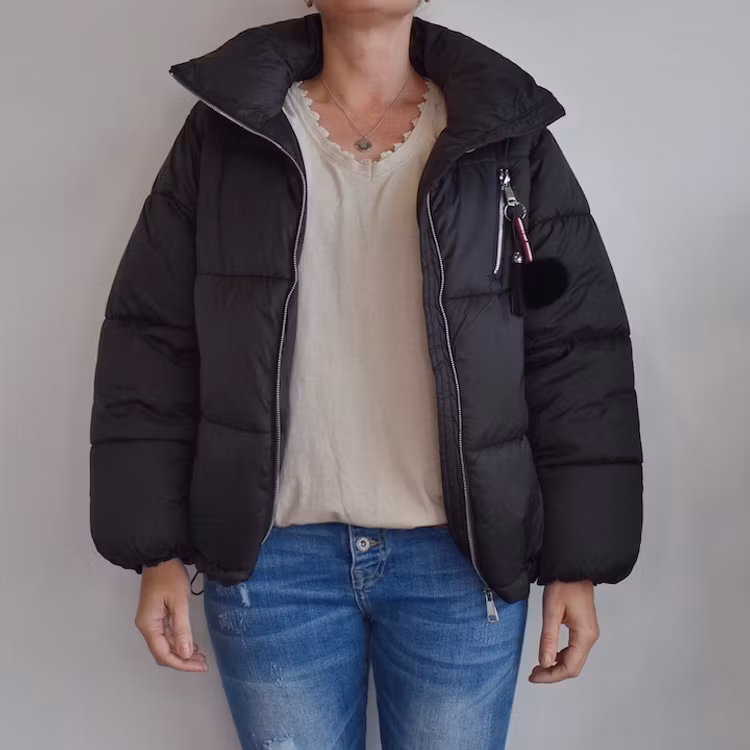Vadderad jacka med hög krage SVART