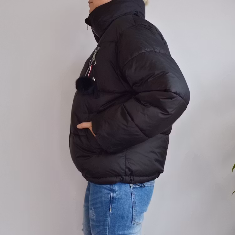 Vadderad jacka med hög krage SVART