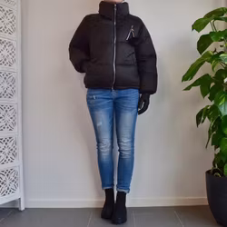 Vadderad jacka med hög krage SVART