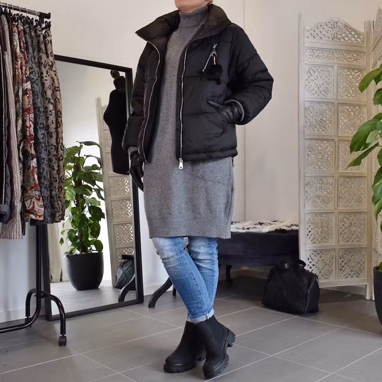 Vadderad jacka med hög krage SVART