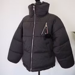 Vadderad jacka med hög krage SVART