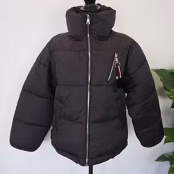 Vadderad jacka med hög krage SVART