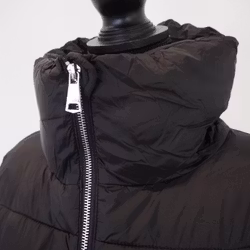 Vadderad jacka med hög krage SVART