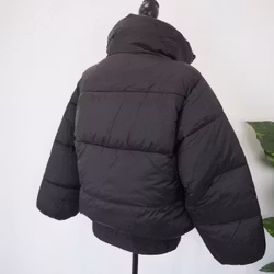 Vadderad jacka med hög krage SVART