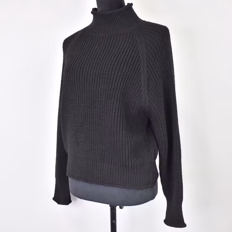 Stickad Tröja SVART