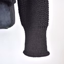 Stickad Tröja SVART